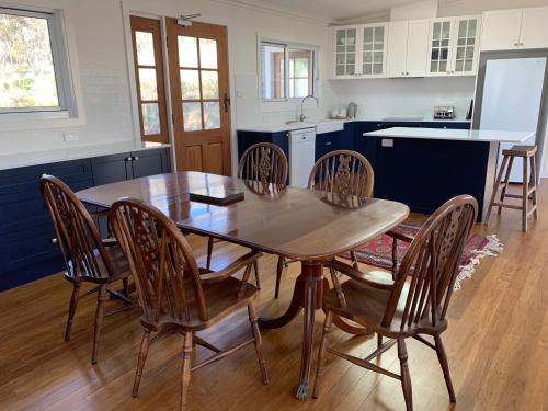 Una cocina o zona de cocina en Summit House Armidale - 2 or 4 Bedrooms