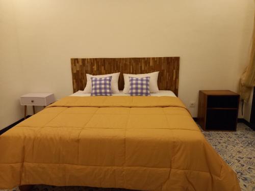 En eller flere senge i et værelse på Rumah WJ rooms and suites