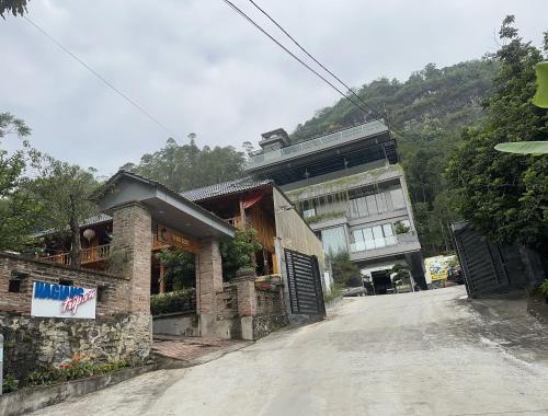 um edifício ao lado de uma estrada em Homestay ties em Ha Giang