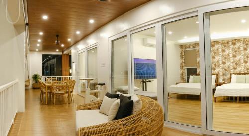 Tirta Spring Villa (5br) Vacation House في لوس بانوس: غرفة معيشة مع أريكة وغرفة نوم