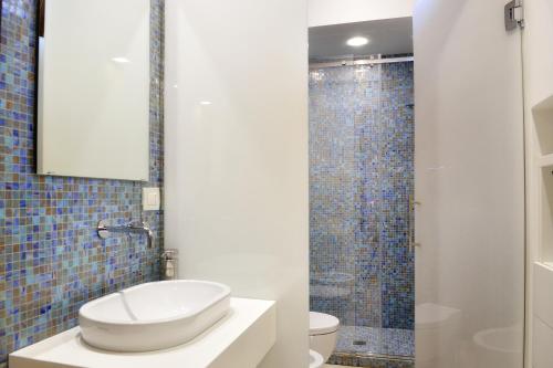 a bathroom with a toilet and a shower at Baglio Caruana Cantina & Relais in Montallegro