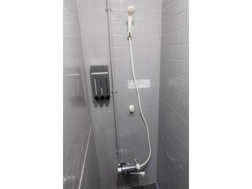 eine Duschkabine mit einem Schlauch im Bad in der Unterkunft Guest House Goto Times - Vacation STAY 59210v in Goto