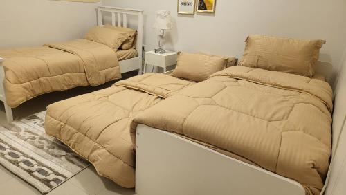Tempat tidur dalam kamar di شقة فاخرة Vip غرفتين وجلسة خارجية - وصول ذاتي