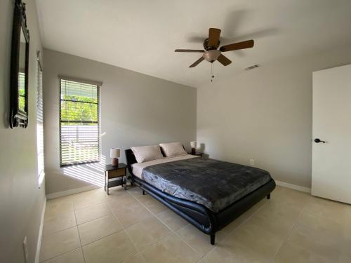 a bedroom with a bed and a ceiling fan at Coastal Vacation House Lucy in Eden