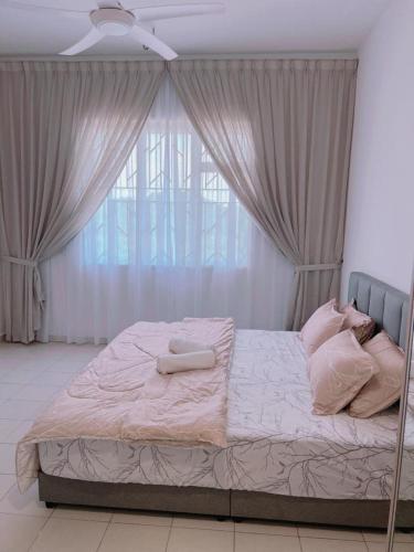 una cama con dos toallas delante de una ventana en The Halt Putrajaya, en Putrajaya
