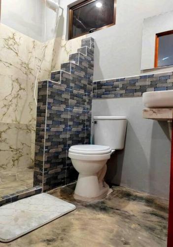 een badkamer met een toilet en een douche bij Kame house. in Coronado