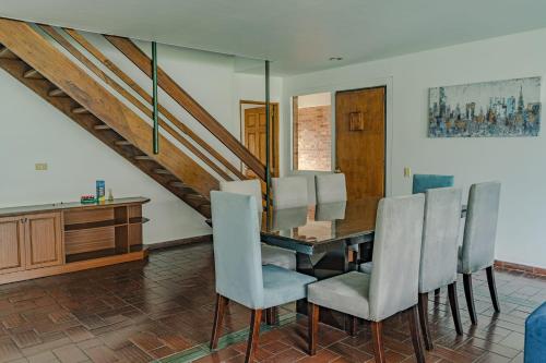 a dining room with a table and chairs at Casa Tipo Chalet especial Grupos grandes in Bogotá