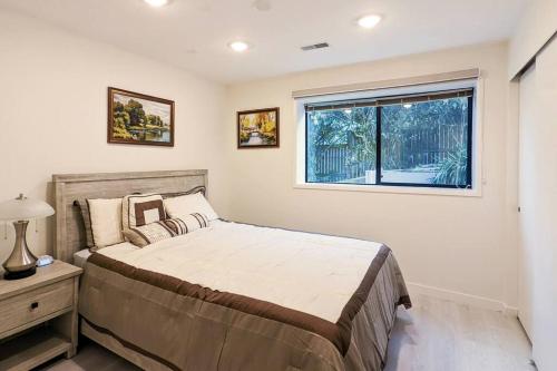 Un dormitorio con una cama grande y una ventana en Seasons at Leschi Hillsides, en Seattle