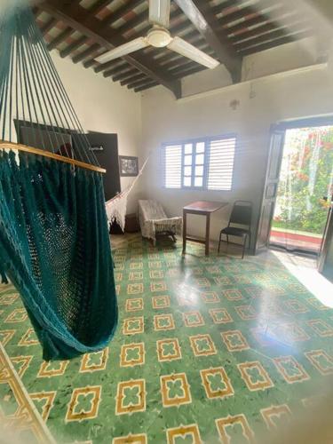 sala de estar con hamaca en el suelo en Casa 12 en Campeche