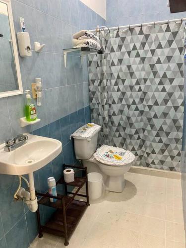 y baño con aseo, lavabo y ducha. en Casa 12 en Campeche