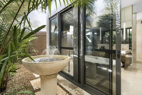 un baño con una fuente en el medio en Mindil Beach Casino Resort en Darwin