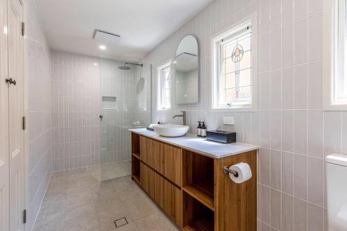 uma casa de banho branca com um lavatório e um chuveiro em The Residence at Schubert Estate em Nuriootpa