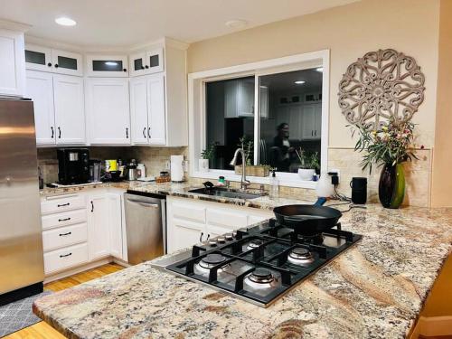 a kitchen with a stove and a counter top at Sopra Bella- 4 bedroom home in Corvallis