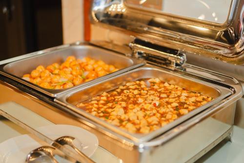 Makanan di atau berdekatan hotel