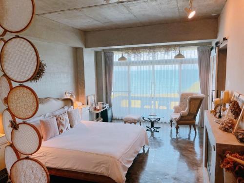 Noosa海岸行館 في فينغبين: غرفة نوم بسرير ونافذة كبيرة
