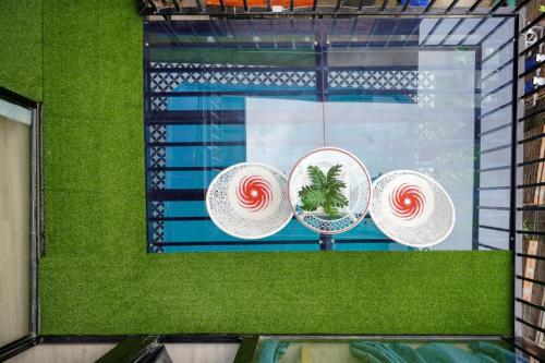 vistas a una piscina con 2 sombreros y una mesa en Almor Homestay 2 Food, Bread & Coffee HaLong, en Ha Long