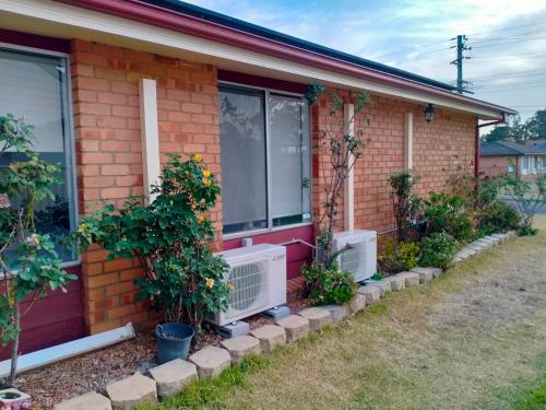 ein Haus mit zwei nebenstehenden Klimaanlagen in der Unterkunft 4 Bedroom, 3 bath room home in Kingswood NSW, free WIFI Internet, free parking in Kingswood