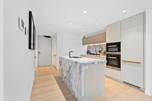 Cucina o angolo cottura di Jewel Beachfront Residences