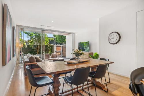 Ruang duduk di Arcady a modern townhouse in Norwood