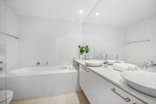 Bilik mandi di Arcady a modern townhouse in Norwood