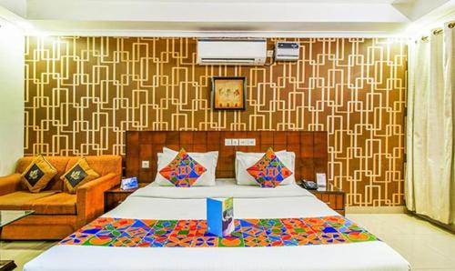 Giường trong phòng chung tại FabHotel SP Plaza Greater Kailash