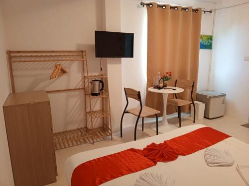 TV a/nebo společenská místnost v ubytování Holiday House Kata & Karon Phuket Hotel