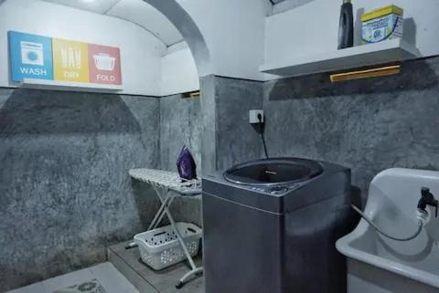 uma pequena casa de banho com lavatório e WC em East room at Semadi Living em Darmasaba