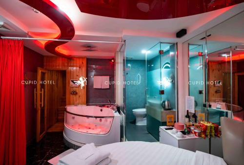 y baño grande con bañera y aseo. en Cupid Hotel, en Ho Chi Minh