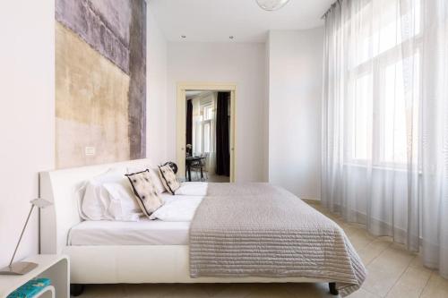 Designer Dream Home with Balcony at Vaci Street 1052 Budapest, 16 Városház utca kép - 3