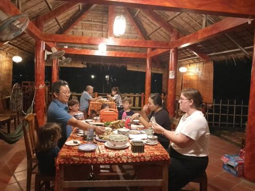 Επισκέπτες που μένουν στο mekong riverside homestay