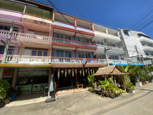 un edificio con una tienda delante de él en Ban Por Fai en Cha Am