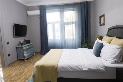 a bedroom with a large bed and a window at Grey Symphony in Timişoara