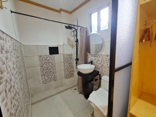 Baño pequeño con lavabo y aseo en Hotel Pressie by SMS Hospitality en Panglao