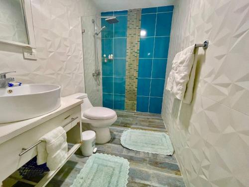 uma casa de banho com um lavatório, um WC e um chuveiro em 2 Bedroom At The Marbella Towers Beachfront num1705 em Juan Pedro