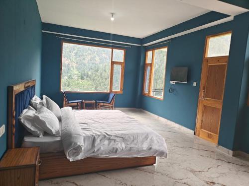 Un pat sau paturi într-o cameră la Hotel Sangla Mansion