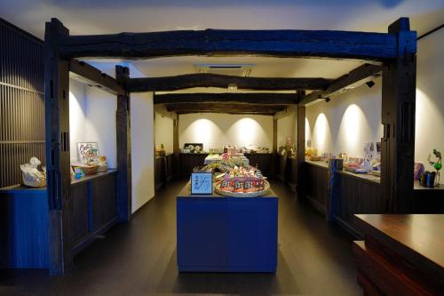 a room with a table with a cake in it at 海のほてる　いさば in Numazu