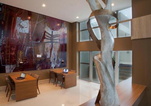 a room with tables and a statue of a woman at Flat confortável particular no Hotel Jade Park Sul Brasília-DF in Brasilia