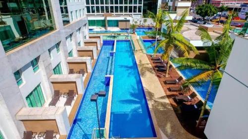 an overhead view of a swimming pool on a building at Flat confortável particular no Hotel Jade Park Sul Brasília-DF in Brasilia
