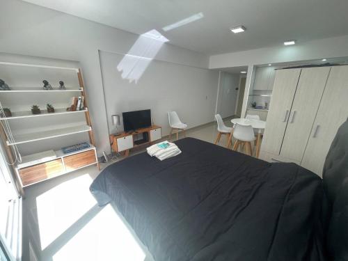 1 dormitorio con 1 cama, mesa y sillas en Luxury and Comfort in San Telmo Your Exclusive Retreat num4037 en Buenos Aires