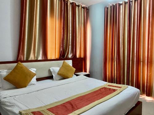a hotel room with two beds and curtains at Wanasa Inn Apartments in Mawāliḩ