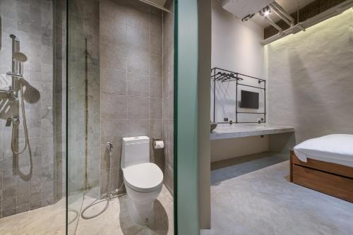 La salle de bains est pourvue d'une douche et de toilettes. dans l'établissement Siam Shelter Bangkok, à Bangkok
