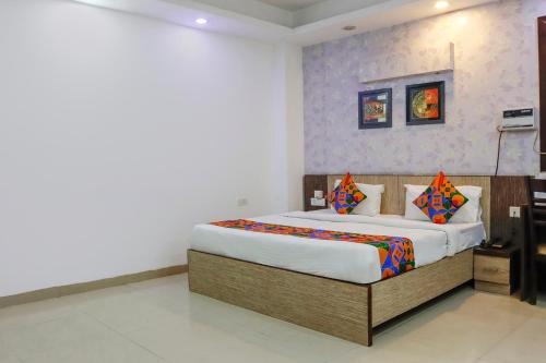 1 dormitorio con 1 cama grande en una habitación en FabHotel Bell Inn, en Nueva Delhi