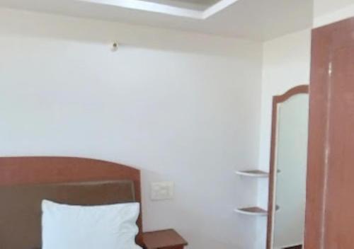 Säng eller sängar i ett rum på Hotel Midway & Zaika Restaurant Bihar
