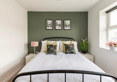1 dormitorio con 1 cama con paredes verdes en Town centre White House, en Bournemouth
