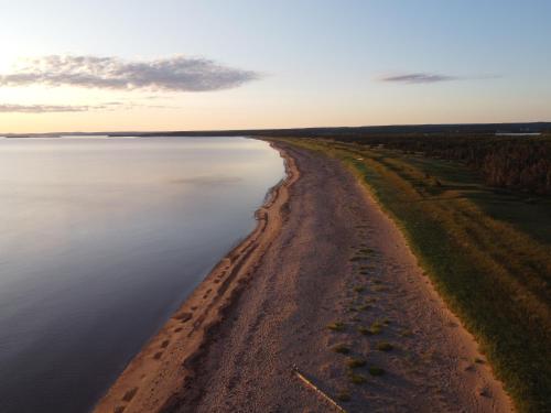 una vista aérea de la orilla de un cuerpo de agua en Waterfront House near Pomquet Beach- 2 bedrooms, Pet-Friendly, en Antigonish