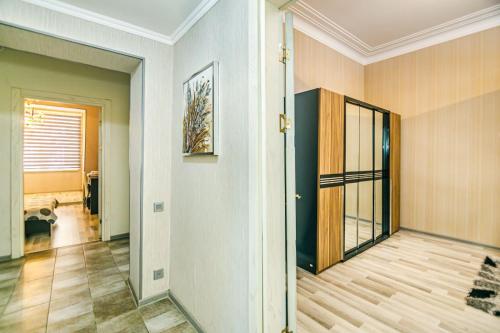 um corredor de casa com uma porta para uma casa de banho em Azneft Square Deluxe Apartment em Baku