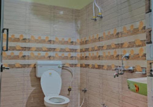 uma casa de banho com um WC e um lavatório em Hotel Atithi Bihar em Madhipura