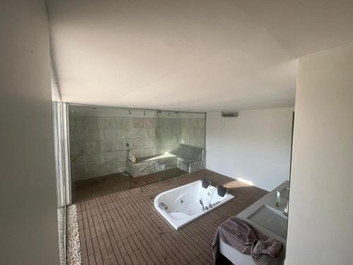 baño grande con bañera y lavamanos en vilaa rudah, en Riad
