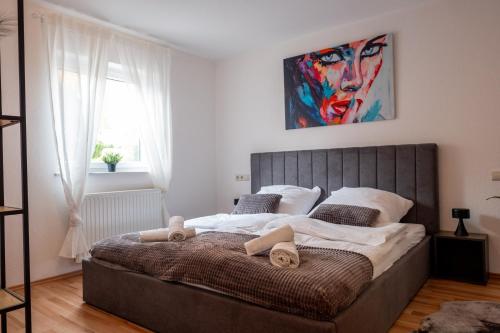 sypialnia z dużym łóżkiem i ręcznikami na nim w obiekcie Klassen Apartments! Zentral und bequem, entdecken Sie Bad Schussenried w mieście Bad Schussenried