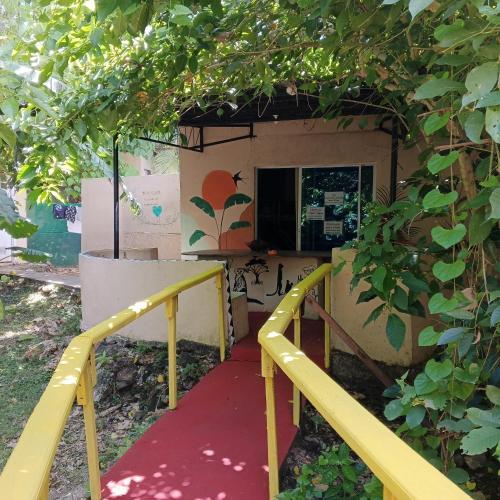 Um jardim em Two crazy monkeys